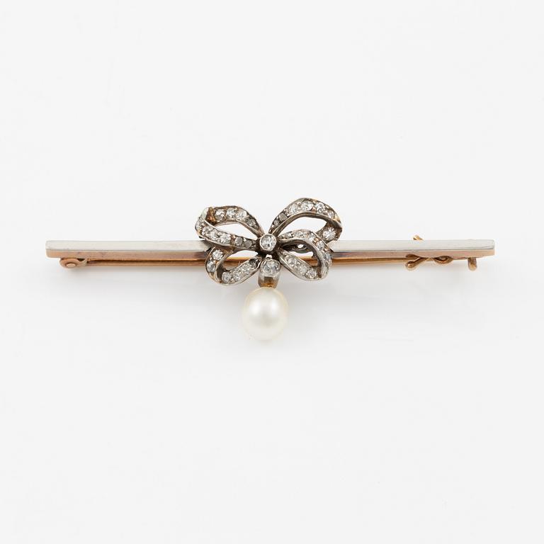 Brosch, 18K guld rosett med gammalslipade diamanter och pärla.