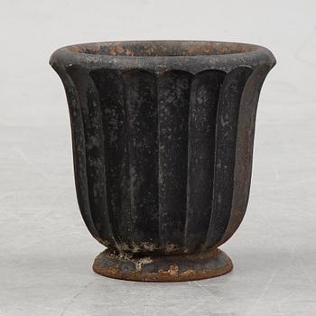 A cast iron garden urn, 20th Century.