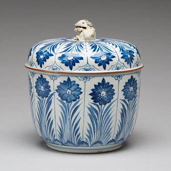 SKÅL med LOCK, porslin. Qingdynastin, Kangxi (1662-1722).