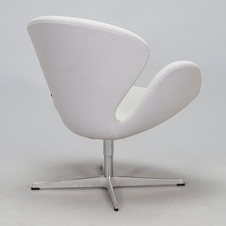 Arne Jacobsen, fåtölj, "Svanen", för Fritz Hansen, 2016.