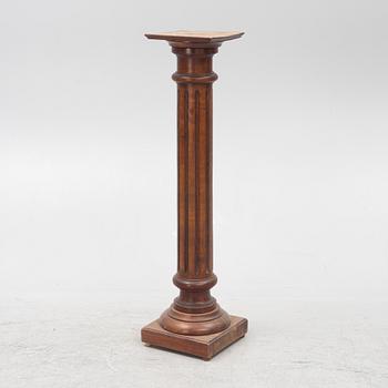A pedestal, early 20th century.