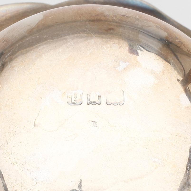SALTKAR samt SKÅL, silver, London, 1835 respektive 1899. Totalvikt ca 165 gram.