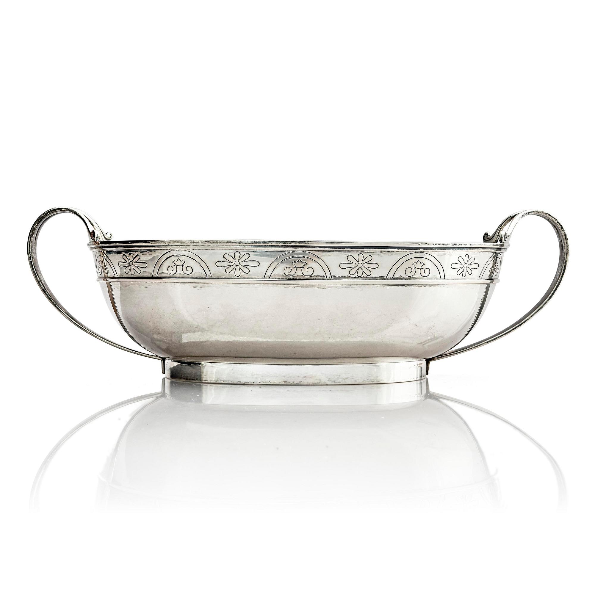 W.A. Bolin, oval skål med hänklar, silver. Stockholm 1931.
