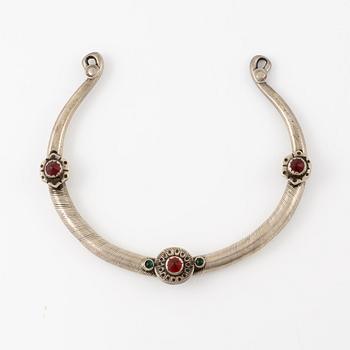 Neck ring silver with glass.