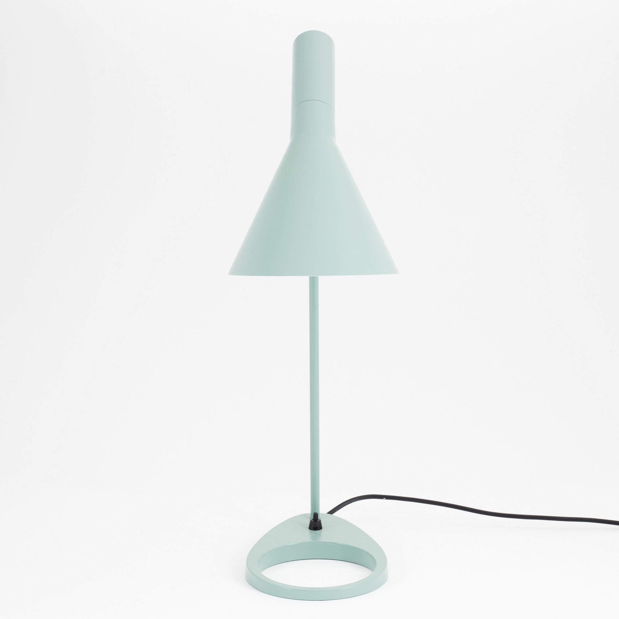 Arne Jacobsen, bordslampa, "AJ", Louis Poulsen, Danamark.