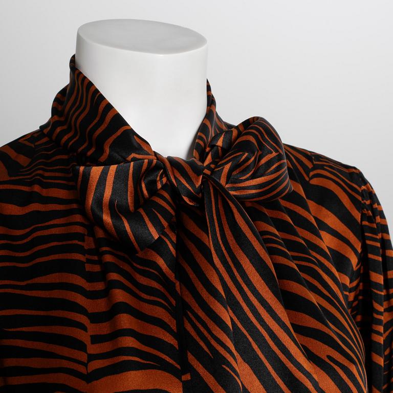 KNYTBLUS, Yves Saint Laurent.