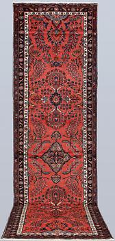 A runner, Hamadan, approx. 403 x 112 cm.