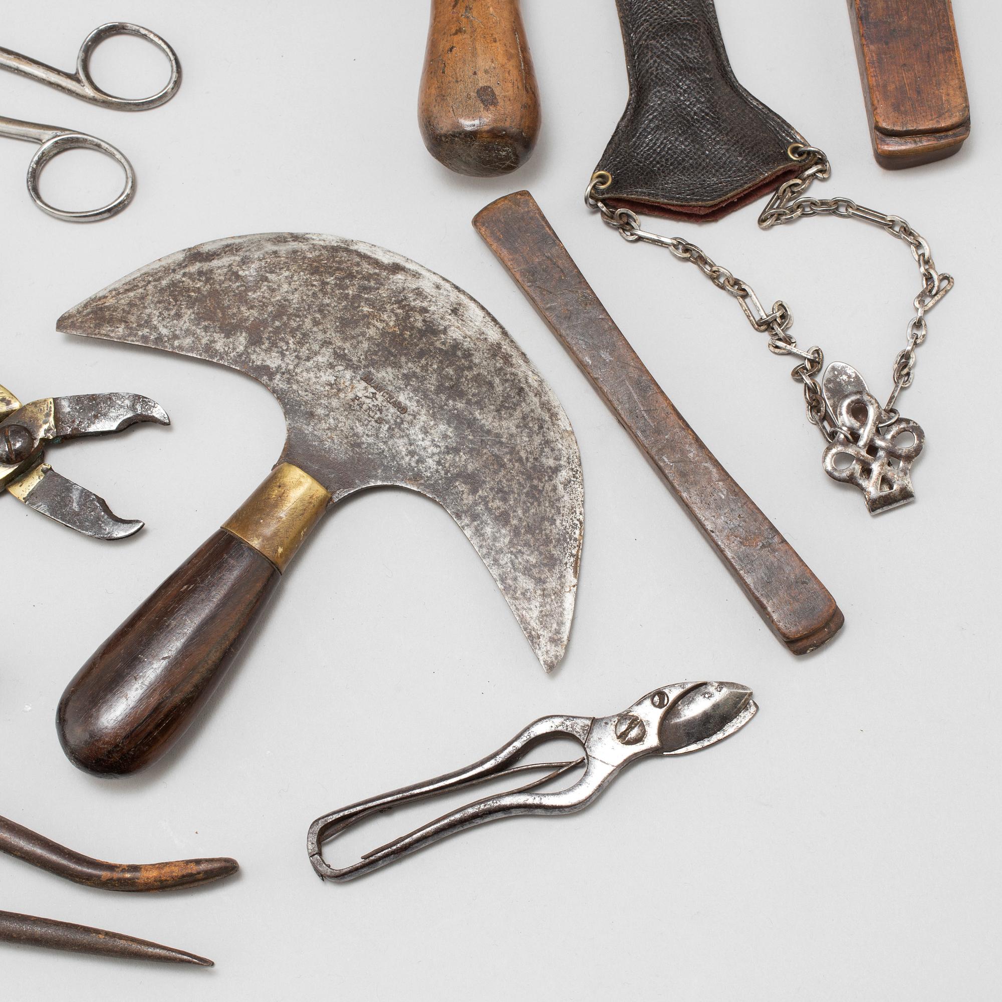 A COLLECTION OF 12 TOOLS, 19TH CENTURY.