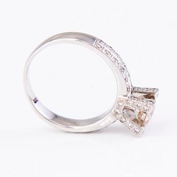 An 18K white gold ring with diamonds ca. 1.55 ct in total.