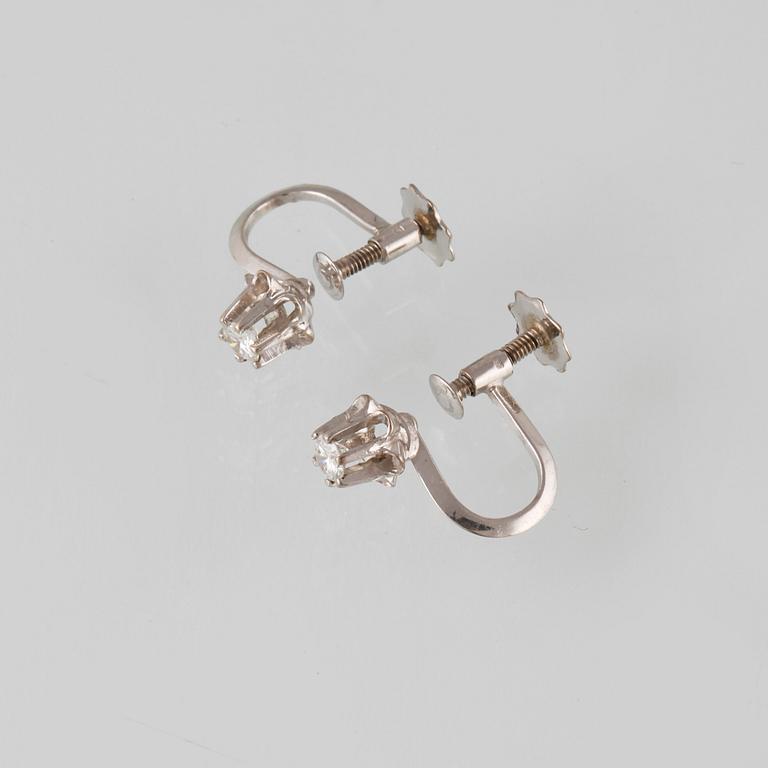ÖRHÄNGEN, 18K vitguld, med briljantslipad diamanter, 0.40 ct, Opifors, Falköping. Vikt 1.9 g.