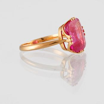 RING, 18K guld med fasettslipad syntetisk safir, Juvelfabriken, Stockholm, 1945. Vikt 3,8 gram.
