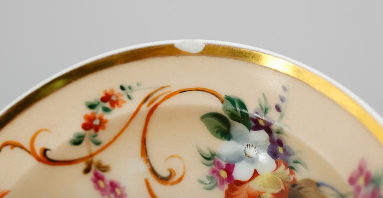 KOPPAR med FAT, sex stycken, porslin. Popov, Ryssland, 1800-talets mitt.