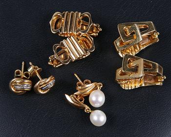ÖRHÄNGEN OCH ÖRONCLIPS, 4 olika par, guld 18K. Totalvikt 17,8.