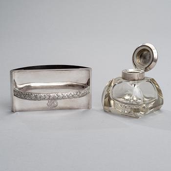 SKRIVSTÄLL, 4 delar, silver och glas, Åbo samt Helsingfors 1922. Tot vikt silver 694 g.