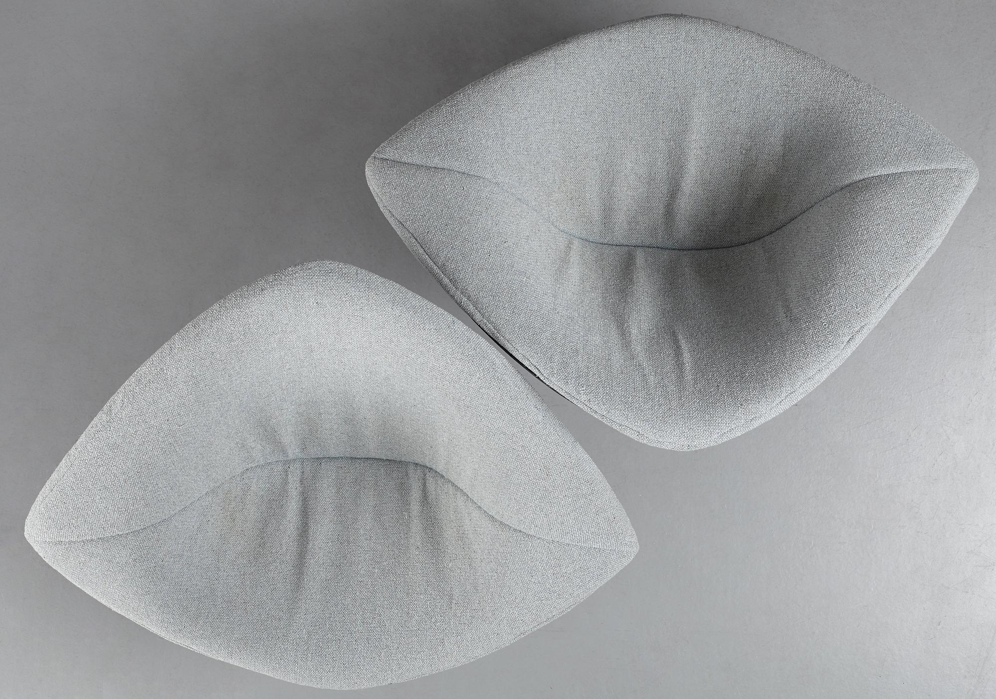 Harry Bertoia, a pair of "Wide Diamond" chairs, Knoll International, 1950-60's.