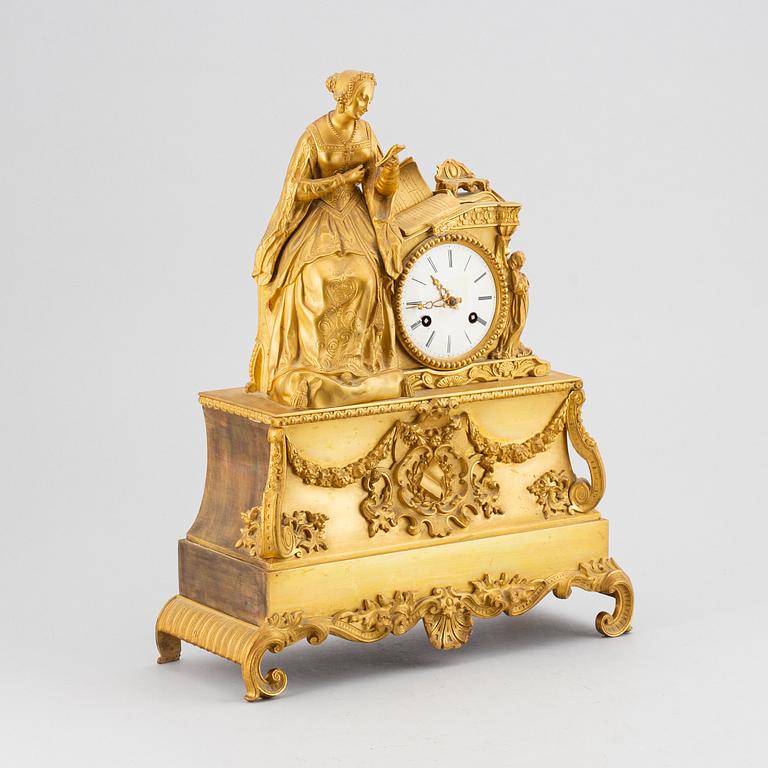 A empire-style mantelclock from the second half of the 19th century.