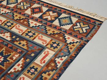 Märta Måås-Fjetterström, Matto, flat weave, ca 302-306 x 179,5-185,5 cm, signed MMF.