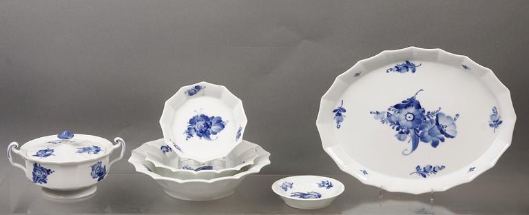 KAFFE- OCH TESERVISDELAR, 39 st, porslin, "Blå Blomst", Kunglig Dansk.