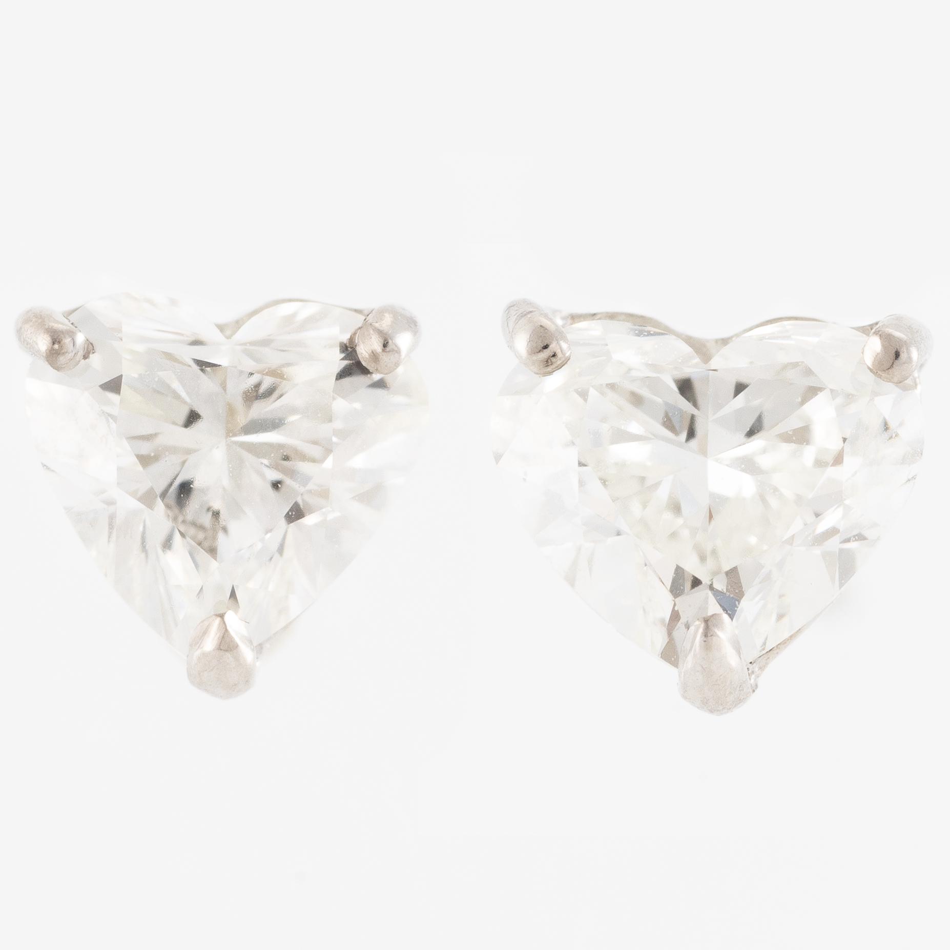 Earrings, 18K white gold set with heart-shaped diamonds. Accompanied by GIA dossier.
