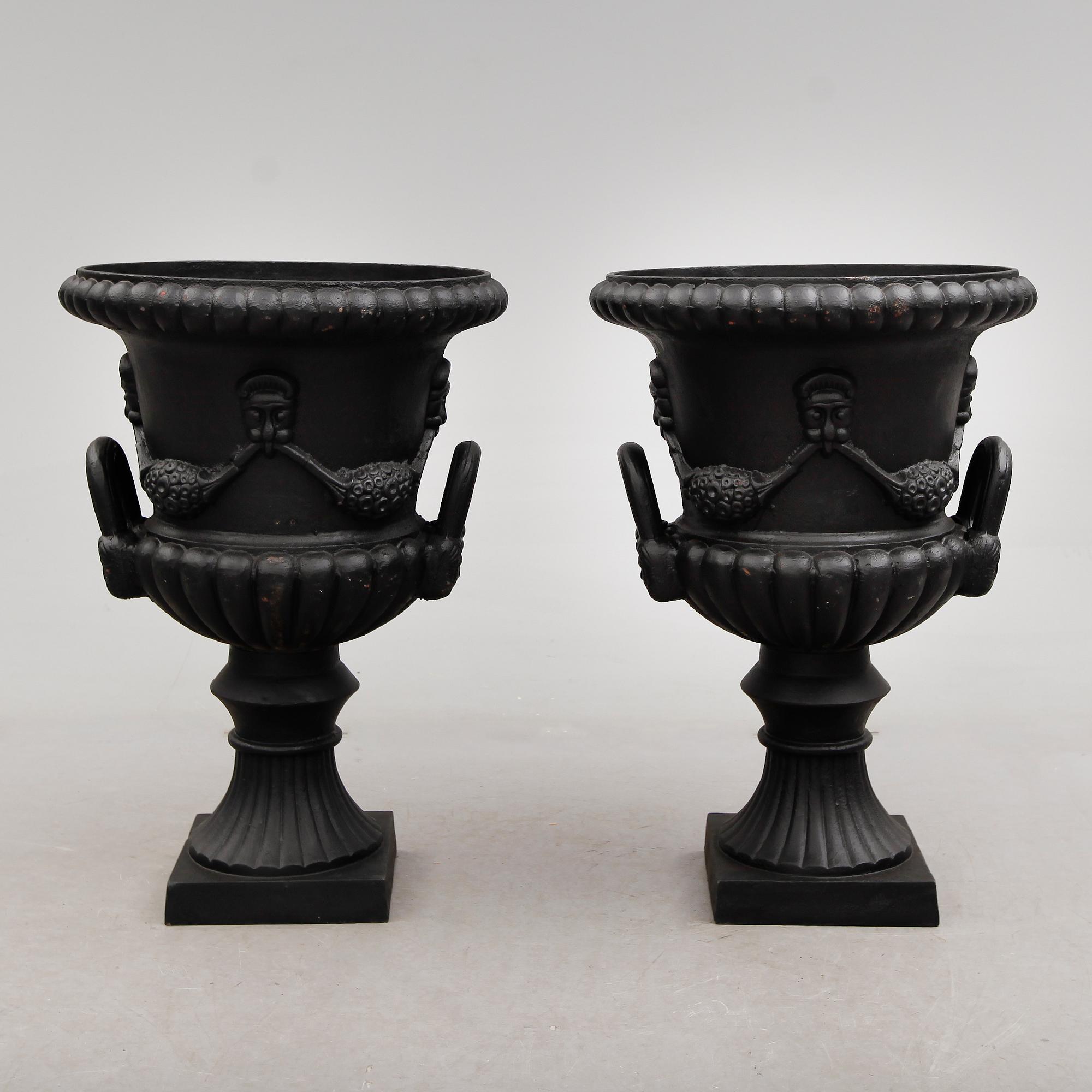 TRÄDGÅRDSURNOR, 1 par, gjutjärn, empirestil, modern tillverkning.