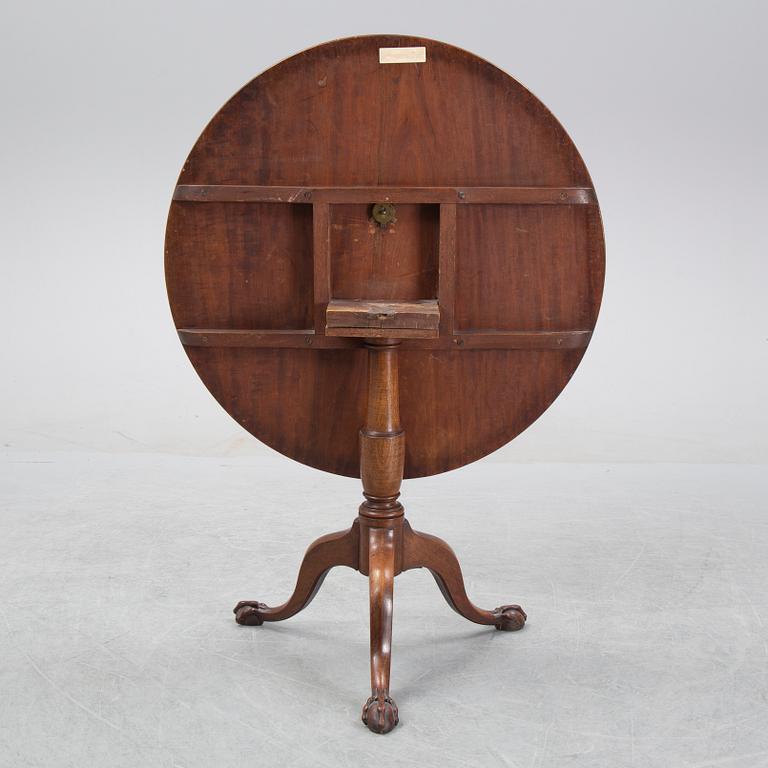 A mahogany folding table, England circa 1800.