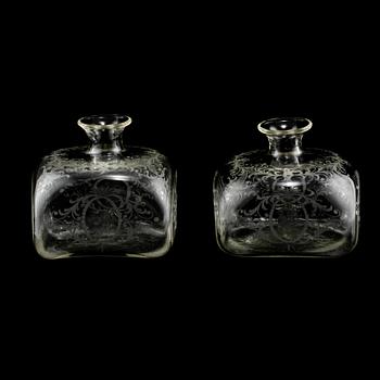 FLASKOR, 2 st snarlika, glas, omkring sekelskiftet 1900.
