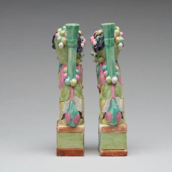 RÖKELSEHÅLLARE, ett par, porslin. Qingdynastin, omkring 1800.
