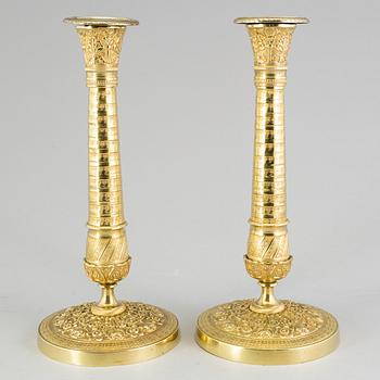 LJUSSTAKAR, ett par, förgylld brons, empire, 1800-talets första hälft.