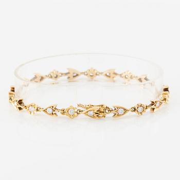 Bracelet 18K gold with round brilliant-cut diamonds.
