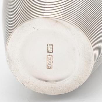 Vaser, ett par, samt ströare, 2 st, sterlingsilver Japan 1900-talets första hälft.