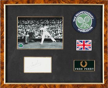 AUTOGRAFER av tennisspelare, 3 st. Bl a Fred Perry.