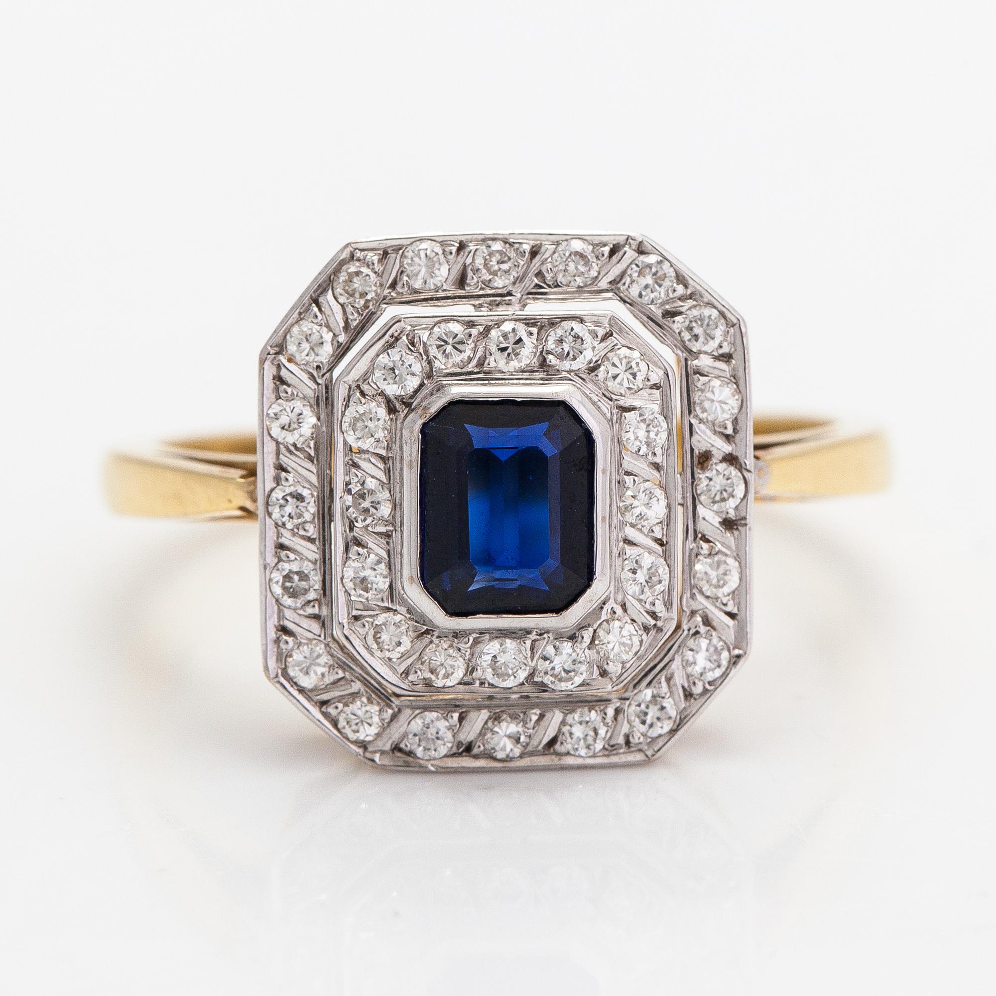 Ring, 18K guld, safir och diamanter ca 0.32 ct totalt.