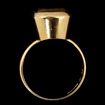 RING, 18k guld med fasettslipad citrin, stämplad A & M, Göteborg, 1966. Vikt 11 g.