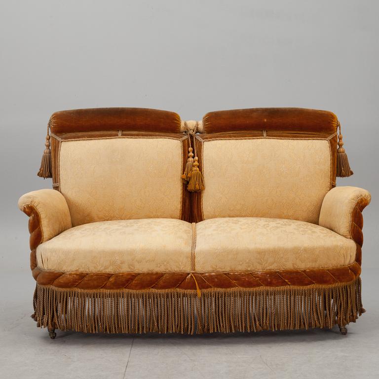 SOFFA, Oscariansk, sk. tapetserarstil. 1800-talets andra hälft.