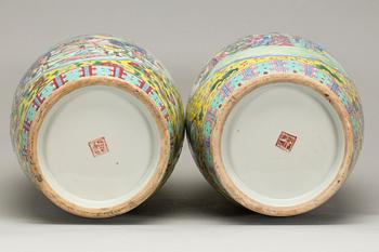 GOLVURNOR, 2 st snarlika, porslin, Kina 1900-tal.