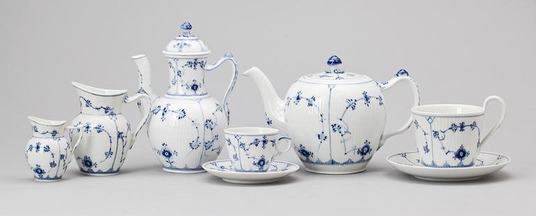 MAT- KAFFE- SAMT TESERVIS, 95 delar, porslin. "Musselmalet", Kunglig Dansk, 1900-tal.