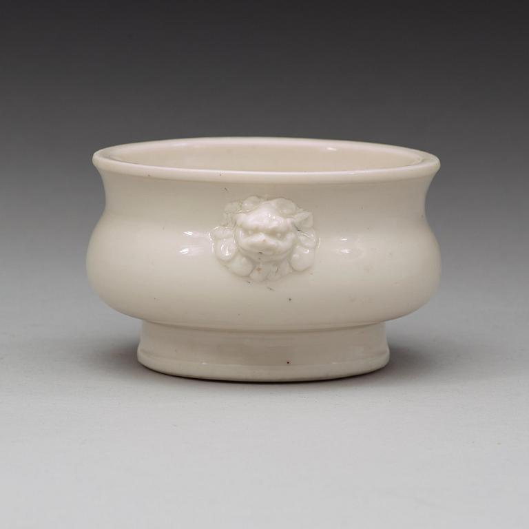 RÖKELSEKAR, blanc de chine. Qingdynastin, Kangxi (1662-1722).