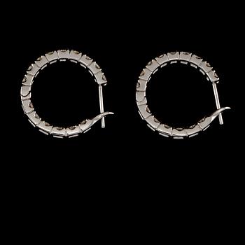 ÖRHÄNGEN, 18k vitguld med 30 briljantslipade diamanter, ca 2.09 ct. Vikt 3 g.