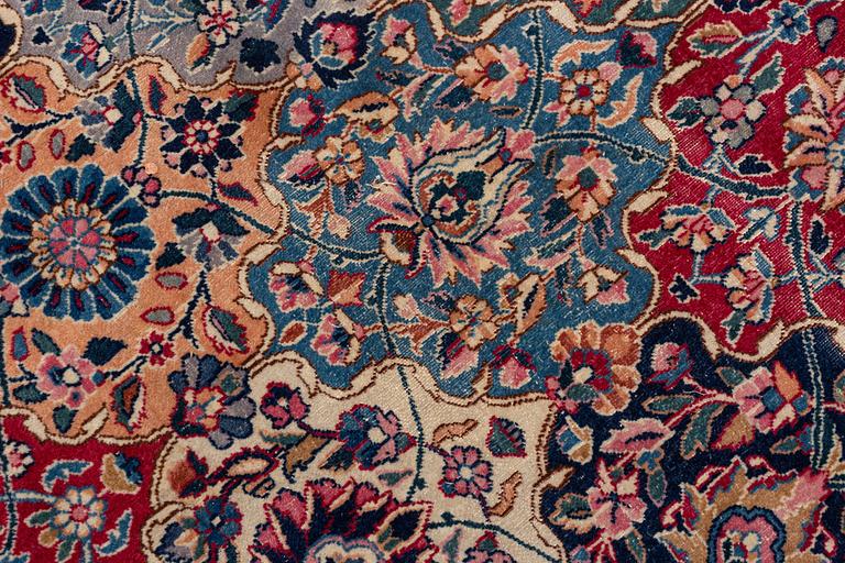 A semi-antique Kerman carpet, of Safavid 'vase' design, ca 484 x 291 cm.