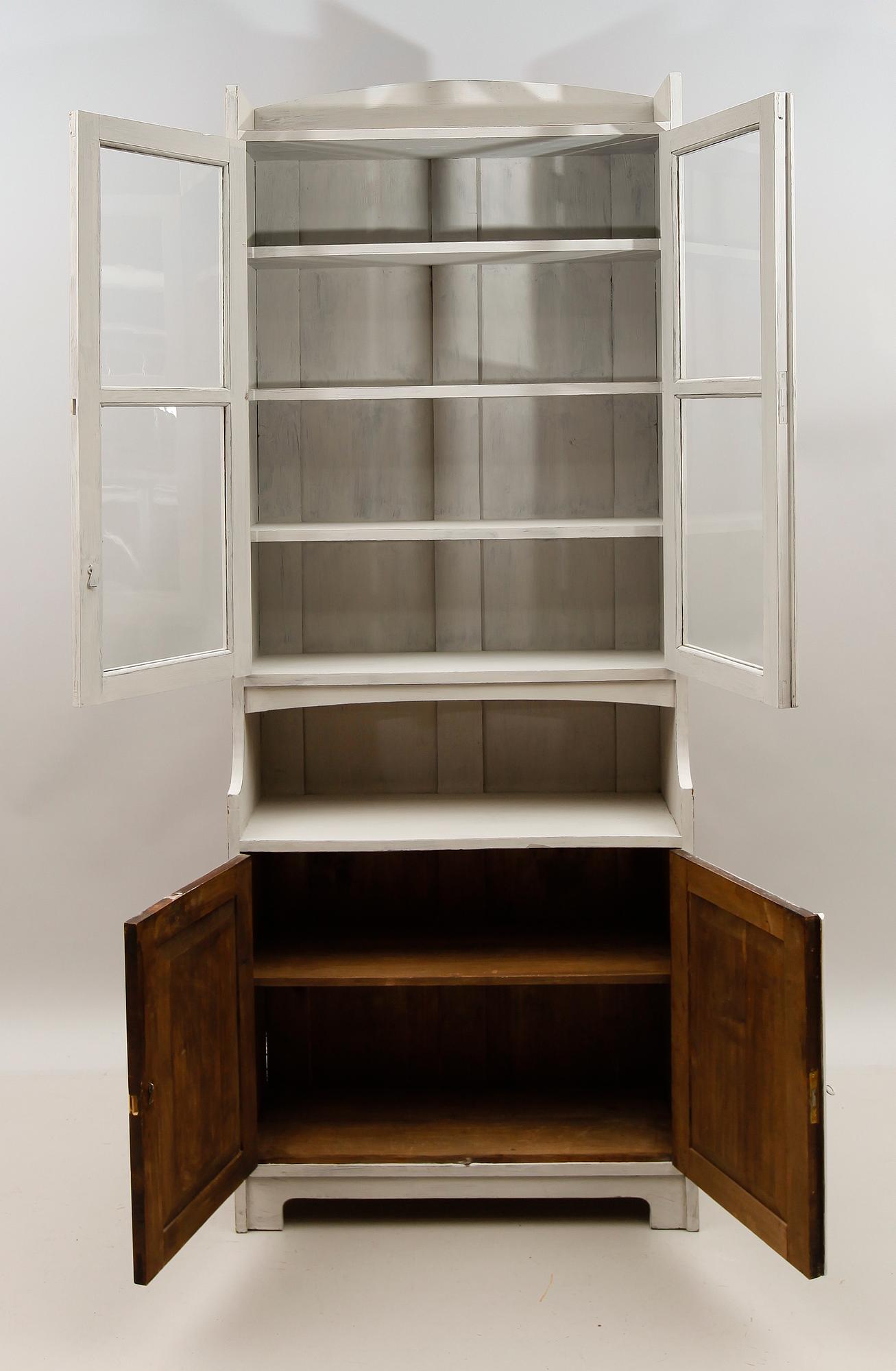 VITRINSKÅP, 1900-talets första hälft.