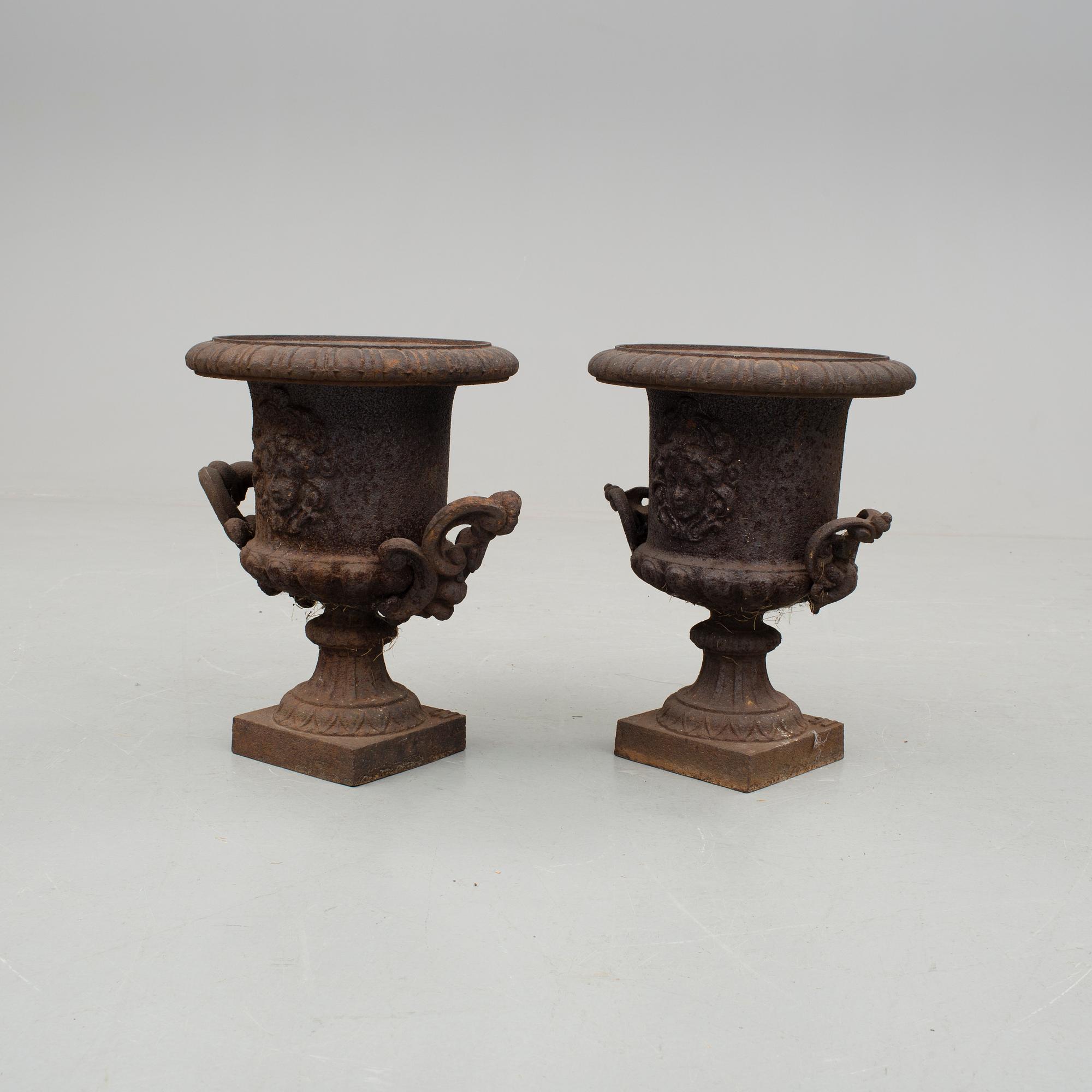 TRÄDGÅRDSURNOR, ett par, 1900-talets första hälft.