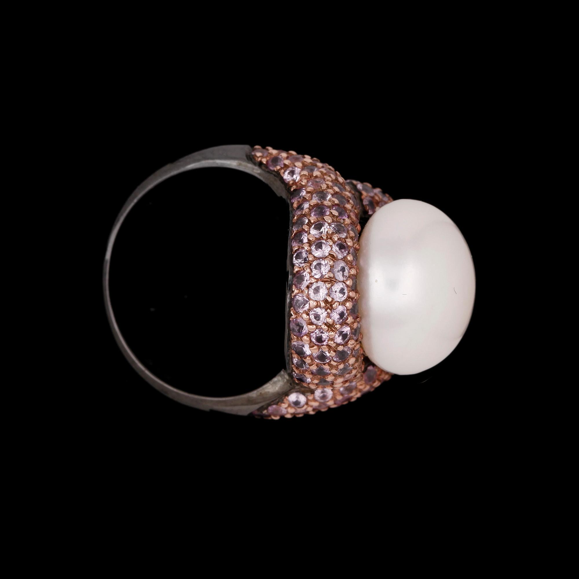 RING, odlad sötvattenspärla med rosa safirer.