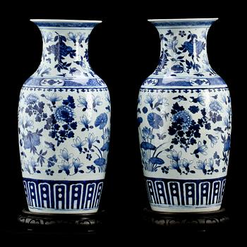 GOLVURNOR, ett par, porslin, Kina, 1800-tal.