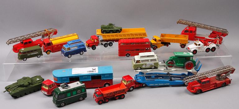 PARTI LEKSAKSBILAR, 18 st, bla Dinky Toys, Corgi Toys, Tekno.