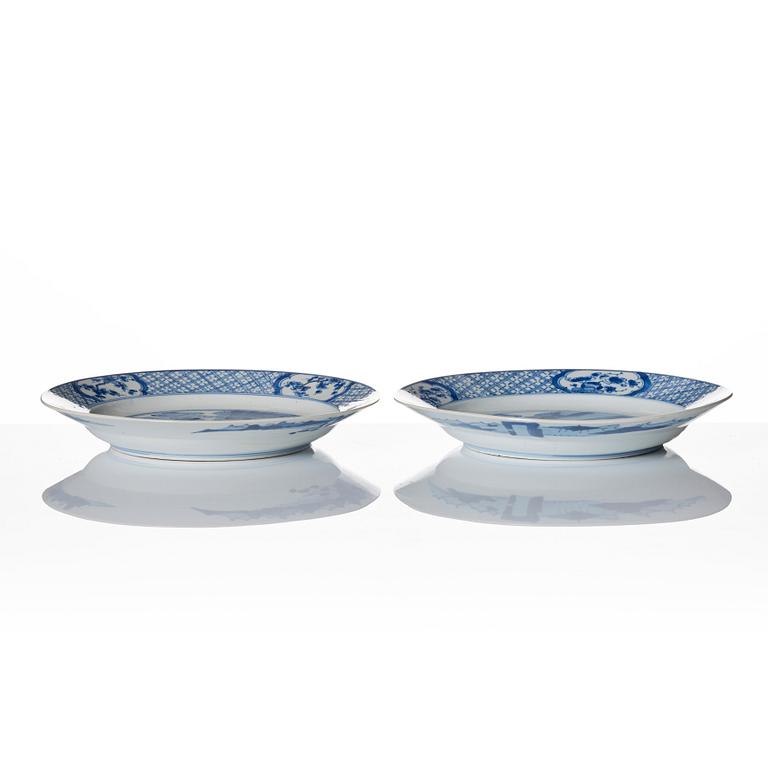 A pair of blue and white plates, Qing dynasty, Kangxi (1662-1722).