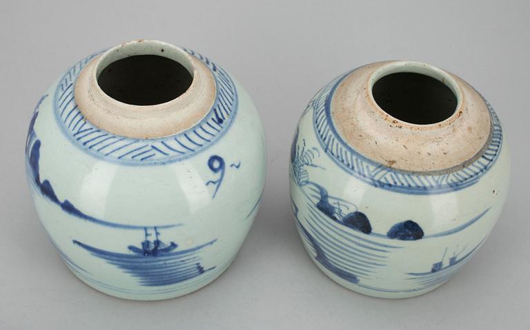 BOJANER, 2 st,  olika, porslin, Kina 1800-tal.