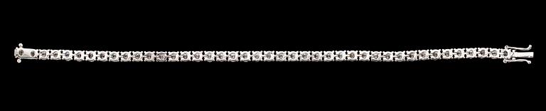 ARMBAND, 18 k vitguld, rivièrelänk, 42 briljantslipade diamanter tot ca 9.11 ct.