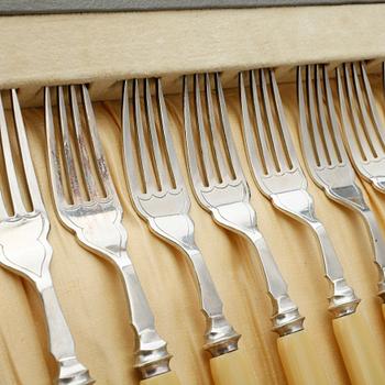 FISKBESTICK, 24 delar. Nysilver. I etui. 1900-talets första hälft.