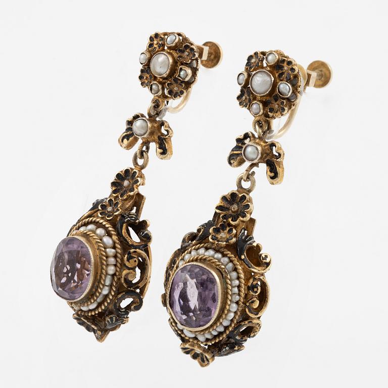 Örhängen, ett par, silver med ametister och pärlor.