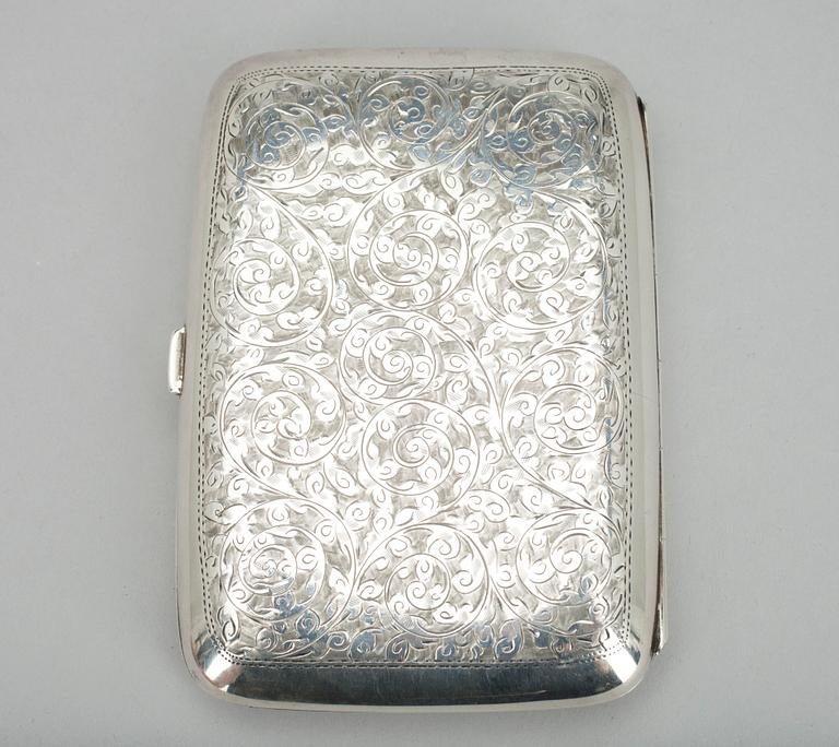 CIGARETTETUI, sterling silver, H. Williamson Ltd, Birmingham 1908. Vikt 165 g.